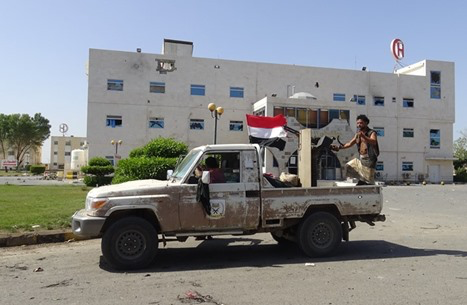 حكومة اليمن تتهم الحوثي بسرقة "رواتب الموظفين" بالحديدة