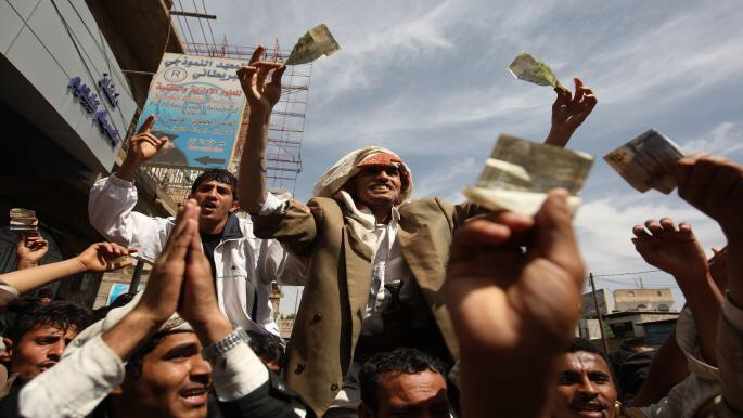 "اقتصاد طوائف" يتشكل في اليمن.. تقسيم العملة والثروات