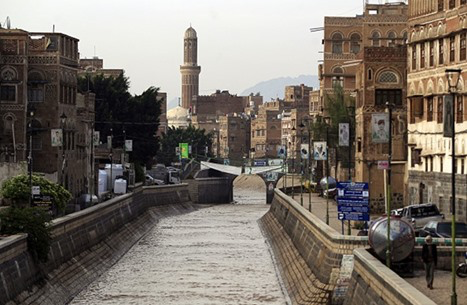 مقتل وجرح أشخاص بانهيار فندق قرب صنعاء القديمة