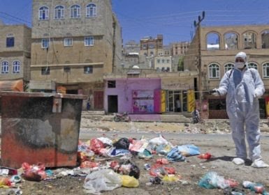 رغم الأموال الضخمة التي يقوم بجبايتها الحوثيون.. صنعاء تغرق في القمامة ومياه الصرف